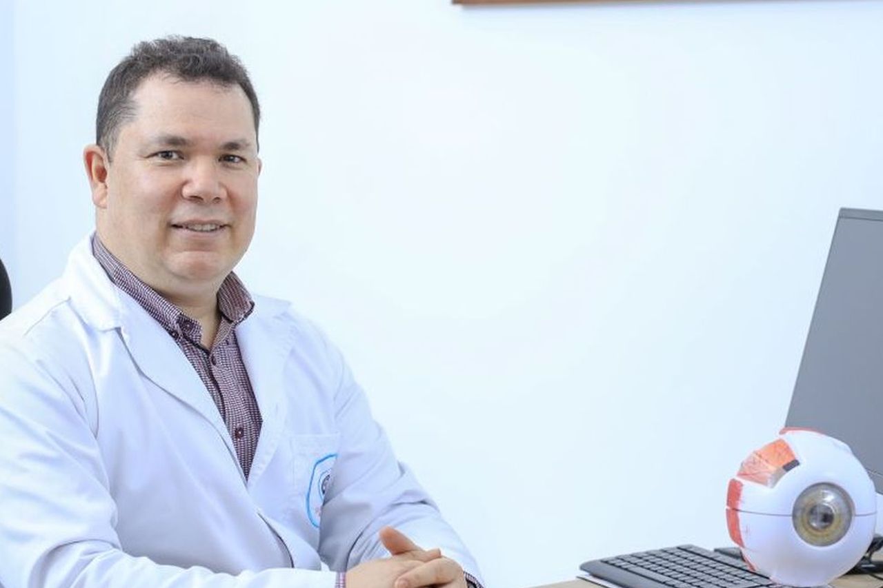 Dr. Alejandro Valencia E.